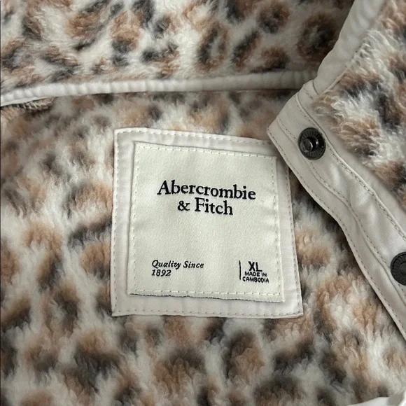 Abercrombie & Fitch Animal Print Fleece pull over - Picture 4 of 5